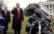 Ông Trump dọa tăng thuế lên hãng xe Harley-Davidson nếu sản xuất ngoài nước Mỹ