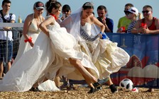 Váy cưới quét đất, các nàng dâu Nga vẫn tích cực đá bóng