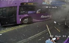 Bị xe buýt đâm, vẫn tỉnh bơ đi vào quán rượu