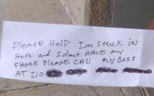 Đến máy ATM, rút được... thư cầu cứu