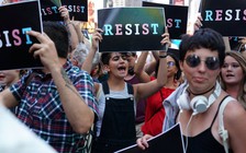 Tổng thống Trump cấm người chuyển giới nhập ngũ