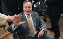 Cựu Tổng thống Bush ‘cha’ bị 2 nữ diễn viên tố sàm sỡ