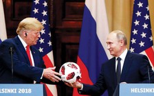 Quả bóng ông Putin tặng ông Trump có gắn thiết bị truyền phát?