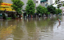 Hà Nội ngập sâu do mưa lớn sau bão số 2