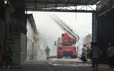 Cháy xưởng sản xuất đồ gỗ trong khu dân cư, cháy lan sang garage ô tô