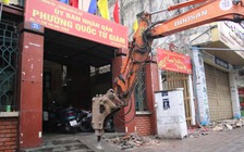 Hà Nội đập bỏ bậc tam cấp của UBND phường lấn vỉa hè