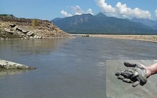 Sông đen gây bức xúc ở Ấn Độ, nghi ngờ dồn vào Trung Quốc