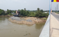 Dừng công trình lấp sông Đồng Nai sát trụ cầu