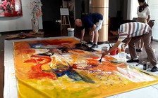 Nghệ sĩ sắp đặt người Mỹ Mark Cooper vẽ tranh “khủng” cùng họa sĩ VN