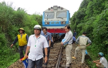 Va vào đá, tàu khách SE4 trật bánh, tuyến đường sắt Bắc - Nam tê liệt nhiều giờ