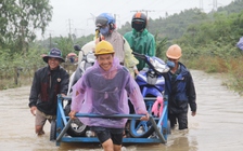Dịch vụ xe kéo vượt lũ ‘lên ngôi’, người dân bỏ tiền túi di chuyển
