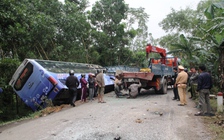 Xe khách giường nằm va vào đuôi xe tải đang đậu bên đường, 2 người tử vong