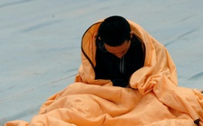 Vì 2 người vô gia cư không được vào nơi tránh bão, thủ tướng Nhật phải lên tiếng