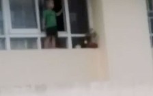 Thót tim với bé trai leo ra cửa sổ chung cư tầng 11