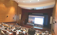 Phó giáo sư mặc quần đùi phát biểu tại hội nghị quốc tế