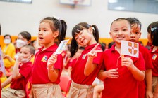 Hơn 500 học sinh Royal School nhảy flashmob trên nền bài hát tự sáng tác ngày khai giảng