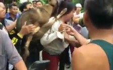 Đánh hội đồng nữ nghi can trộm chó: Họ đang phủ định văn minh hay sao?