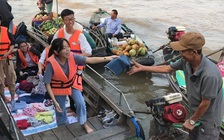 Sinh viên lênh đênh chợ nổi tặng quà cho người nghèo ngày 30 Tết