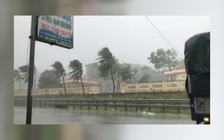 Gió mạnh dữ dội tại Sa Huỳnh (Quảng Ngãi) vì cơn bão số 9