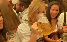 Đến hẹn lại lên, bia Đức lại sóng sánh lễ hội Oktoberfest