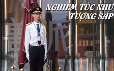 'Diễn' quá đạt, nhân viên bảo vệ Trung Quốc bất động như tượng sáp