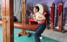 Gặp sư phụ luyện kungfu 'đũng quần sắt', chỉ nhìn cũng thấy 'thốn'