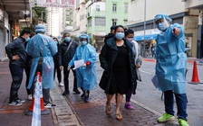 Lần đầu tiên trong đại dịch, Hồng Kông phải phong tỏa hàng ngàn dân chống Covid-19