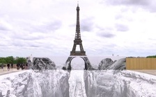 'Ảo thuật' thị giác khó tin ngay dưới chân tháp Eiffel