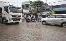 Dân mạng ca ngợi CSGT dùng xẻng 'vá' đường, giúp xe tránh đường xấu