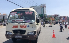 Xe khách tông hàng loạt xe máy, tài xế bỏ trốn, người dân cứu hộ