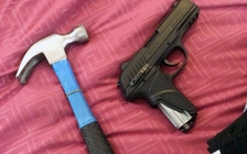 Tên trộm mang súng, bình xịt hơi cay ngủ quên trong nhà gia chủ