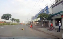 Trộm kéo lê cô gái trên đường