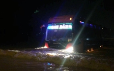 Xe khách giường nằm liều lĩnh băng qua dòng nước chảy xiết