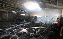 Xưởng gỗ cháy tan hoang, công nhân lo mất việc, tiền thưởng Tết