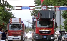 Điều 5 xe cứu hộ giải cứu cô gái đòi nhảy lầu