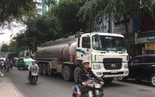 Xe bồn không phép lại chạy vào nội đô TP.HCM