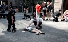 Xe hơi lao vào người đi bộ ở New York, 1 người chết