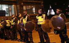 Tấn công khủng bố bằng xe tải và dao ở Anh