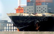 Tàu khu trục Mỹ va chạm tàu hàng do phớt lờ cảnh báo?