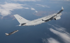 Nhân viên không lưu bận điện thoại, máy bay quân sự Mỹ-Anh suýt va chạm