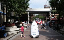 Robot an ninh bị tẩy chay vì xua đuổi người vô gia cư ở Mỹ