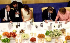 Tổng thống Putin nói gì mà đệ nhất phu nhân Mỹ cười tươi?