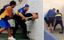 CĐV CLB Boca Juniors đục tường vào sân xem bóng đá