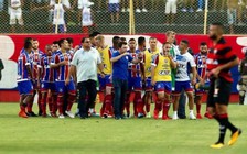 Trận đấu lập kỷ lục 8 thẻ vàng và 10 thẻ đỏ