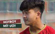 Ngắm “hot boy mắt hí” Danh Trung trên sân tập U.22 Việt Nam