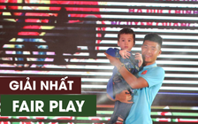 Đức Chinh và bé Tôm nhận giải Fair Play