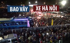 Bị fan bao vậy, cầu thủ Hà Nội chật vật rời sân Bình Dương