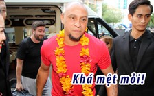 Roberto Carlos tỏ ra mệt mỏi khi vừa đặt chân đến Việt Nam