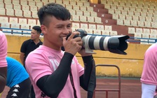 Quang Hải trổ tài chụp hình mừng sinh nhật đồng đội