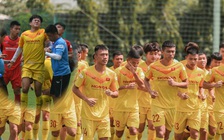 Hàng loạt tuyển thủ U.22 Việt Nam chấn thương, Minh Bình phải nghỉ trận đấu tập